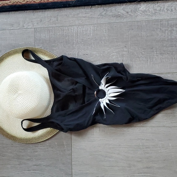 Black one piece Gottex. Size small - Picture 2 of 5